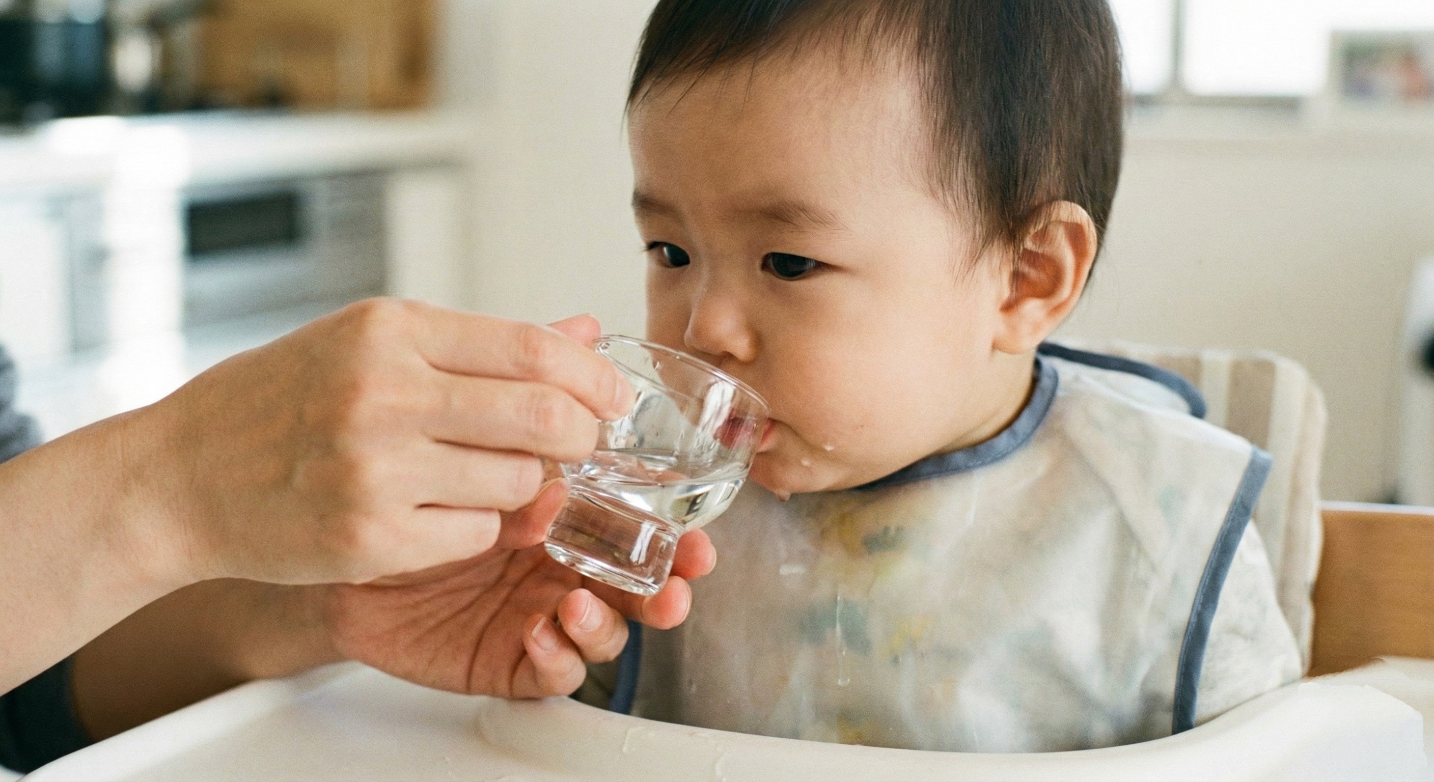 コップ飲みをする赤ちゃん
