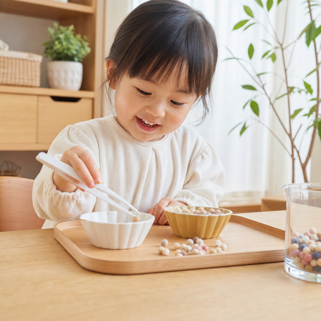 【2歳頃〜】「つまむ」が「できた！」に変わる瞬間。100均ピンセットで育む集中力と指先の魔法